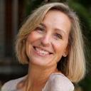 Ritratto di Elena Rossi, cliente soddisfatta di Procida Profumi.