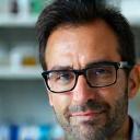 Ritratto di Luca Ferrari, responsabile sviluppo prodotto in un'azienda cosmetica.